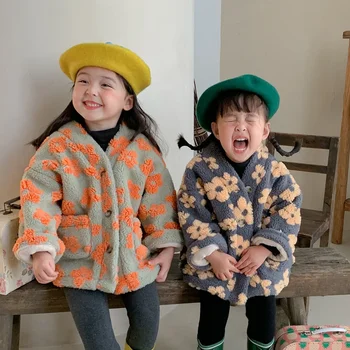 Връхни дрехи Момичета палто зимата проста Корея бебе кръг врата цвете плюшени детски дрехи 2023 Красива причинно-следствена топло